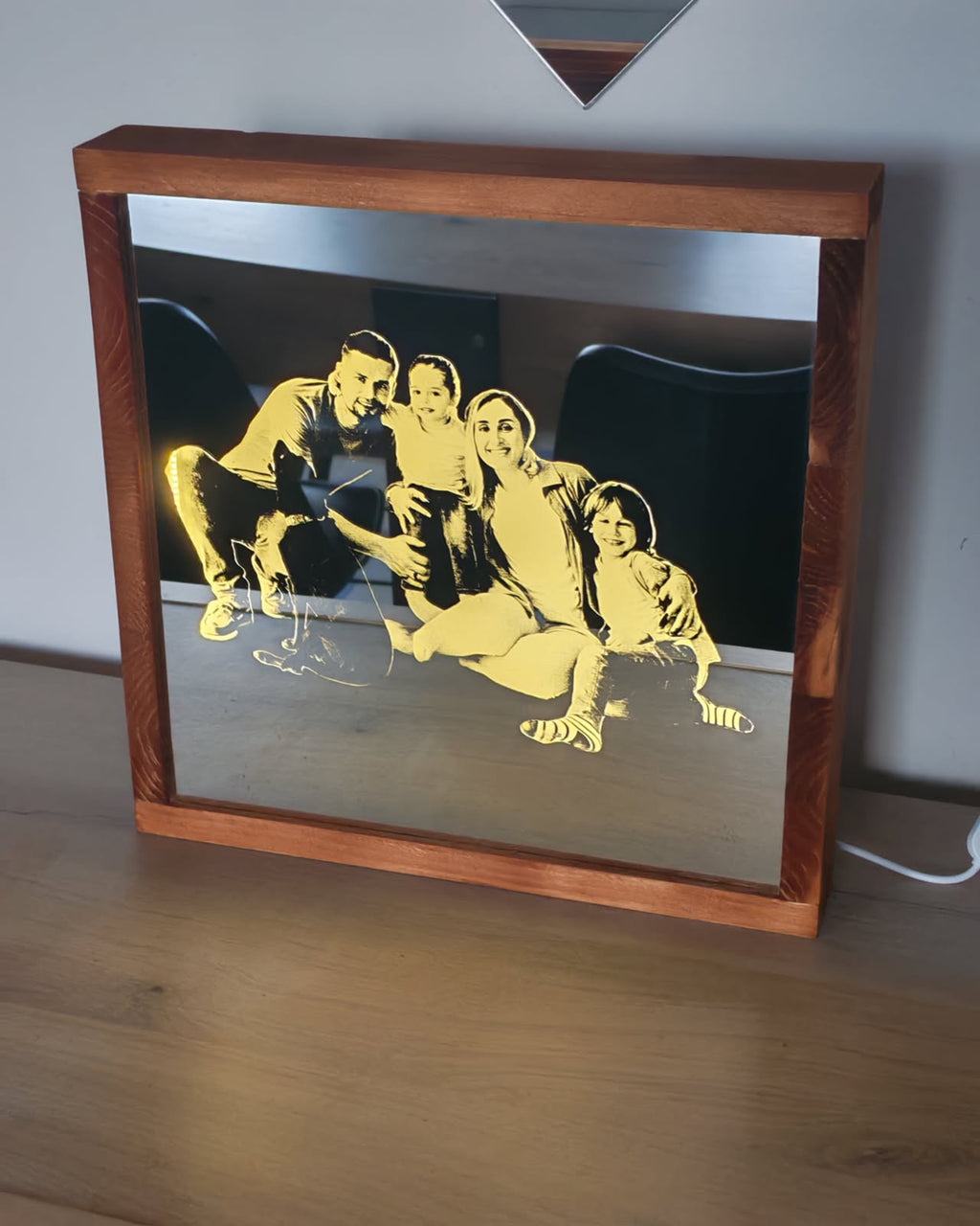 Transformez votre photo préférée en décoration lumineuse unique : un miroir gravé par l’intérieur qui révèle votre image grâce à son éclairage LED.

Description Shopify