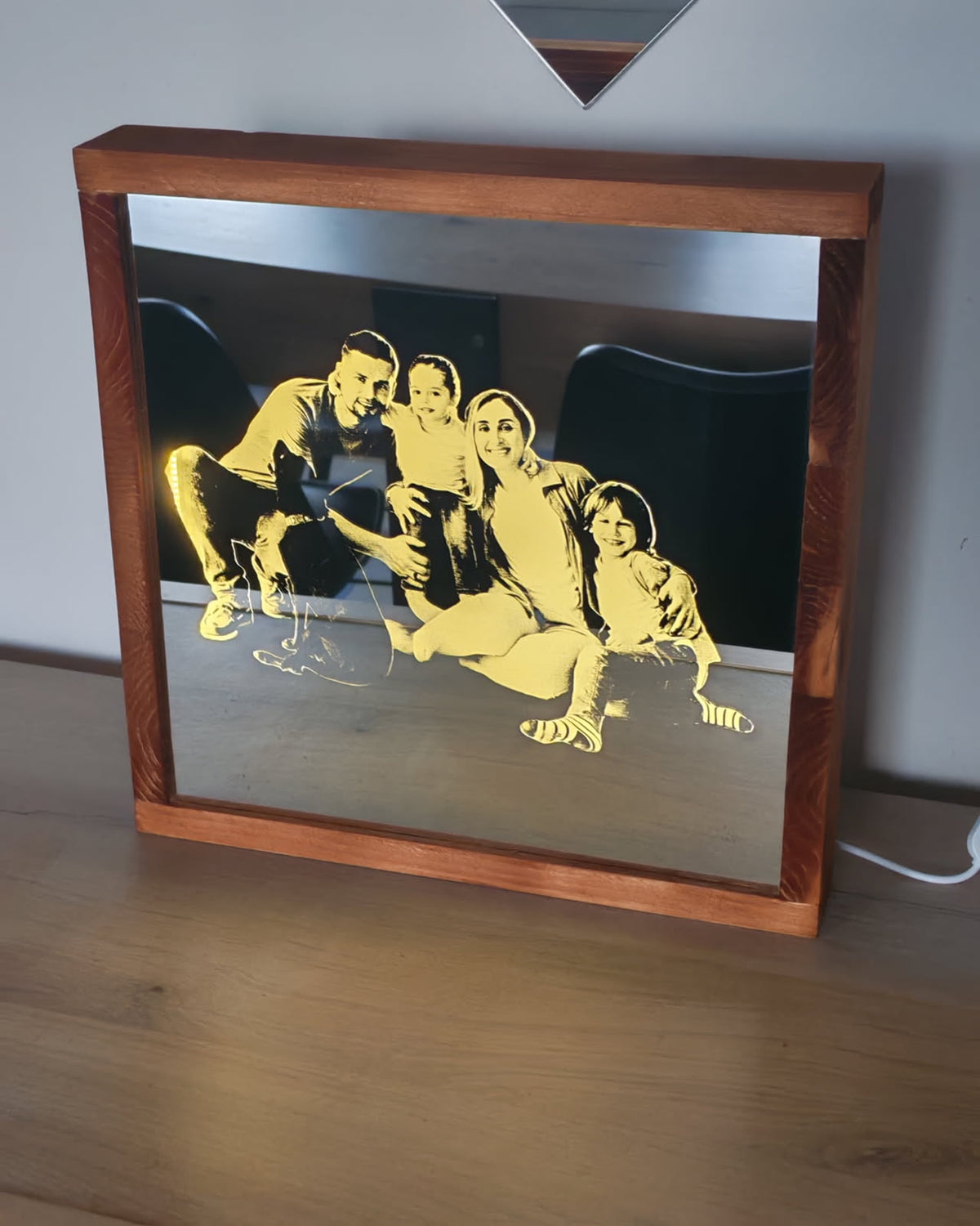 Transformez votre photo préférée en décoration lumineuse unique : un miroir gravé par l’intérieur qui révèle votre image grâce à son éclairage LED.

Description Shopify