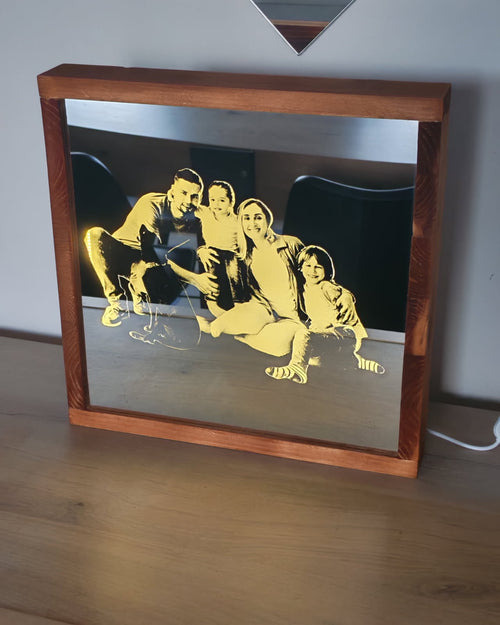 Transformez votre photo préférée en décoration lumineuse unique : un miroir gravé par l’intérieur qui révèle votre image grâce à son éclairage LED.

Description Shopify