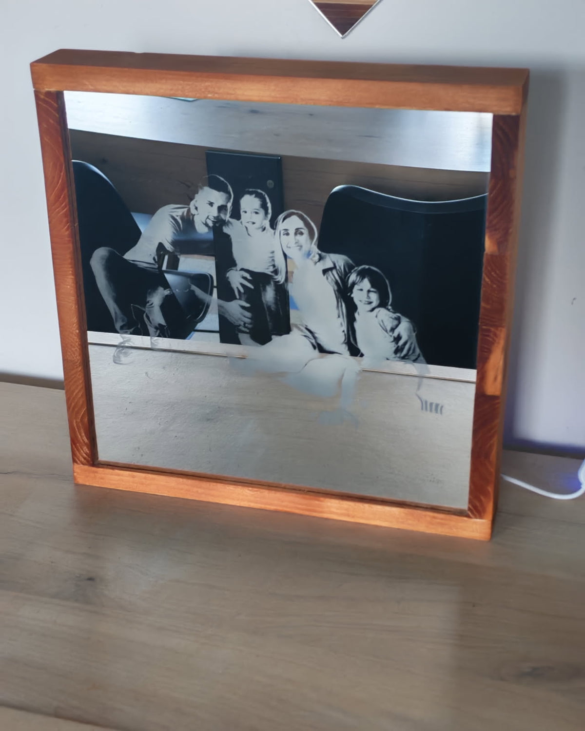 Transformez votre photo préférée en décoration lumineuse unique : un miroir gravé par l’intérieur qui révèle votre image grâce à son éclairage LED.

Description Shopify