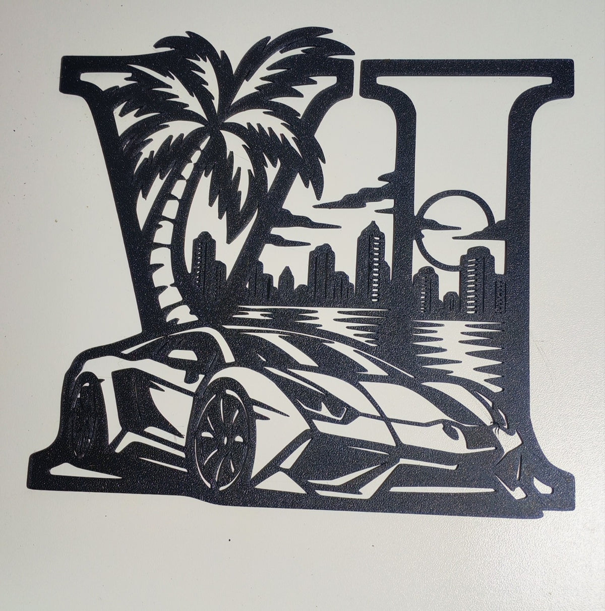 Supercar, palmiers et skyline 🌴🏎️
Une déco 3D au style urbain et tropical, avec finition noire texturée.