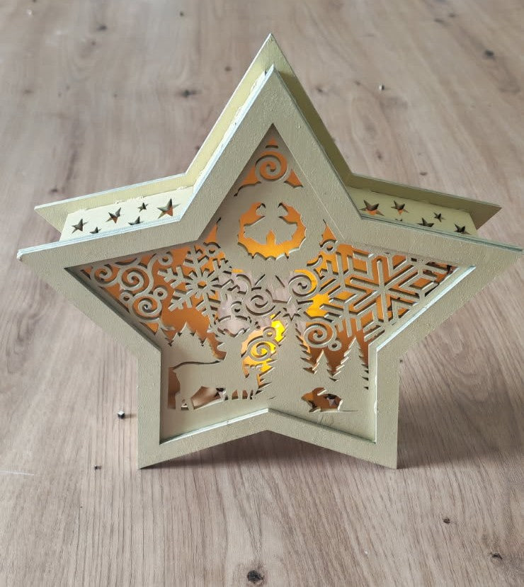 Étoile lumineuse – Forêt de Noël 🦌✨
Une scène hivernale en bois tout en finesse, où cerf, sapins et flocons prennent vie sous une douce lumière chaleureuse. ❄️🎄