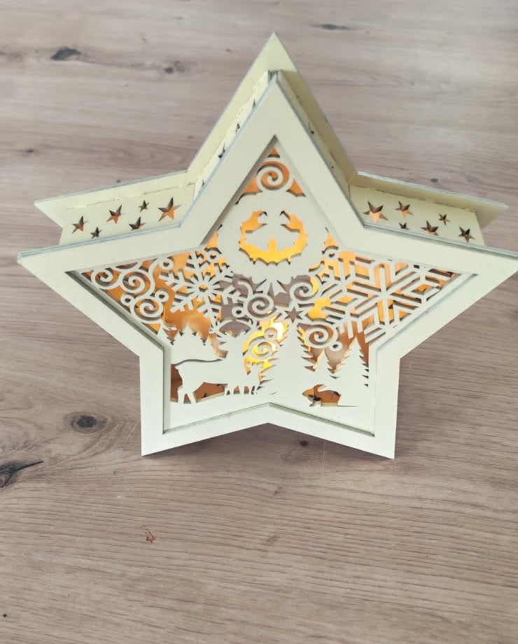 Étoile lumineuse – Forêt de Noël 🦌✨
Une scène hivernale en bois tout en finesse, où cerf, sapins et flocons prennent vie sous une douce lumière chaleureuse. ❄️🎄