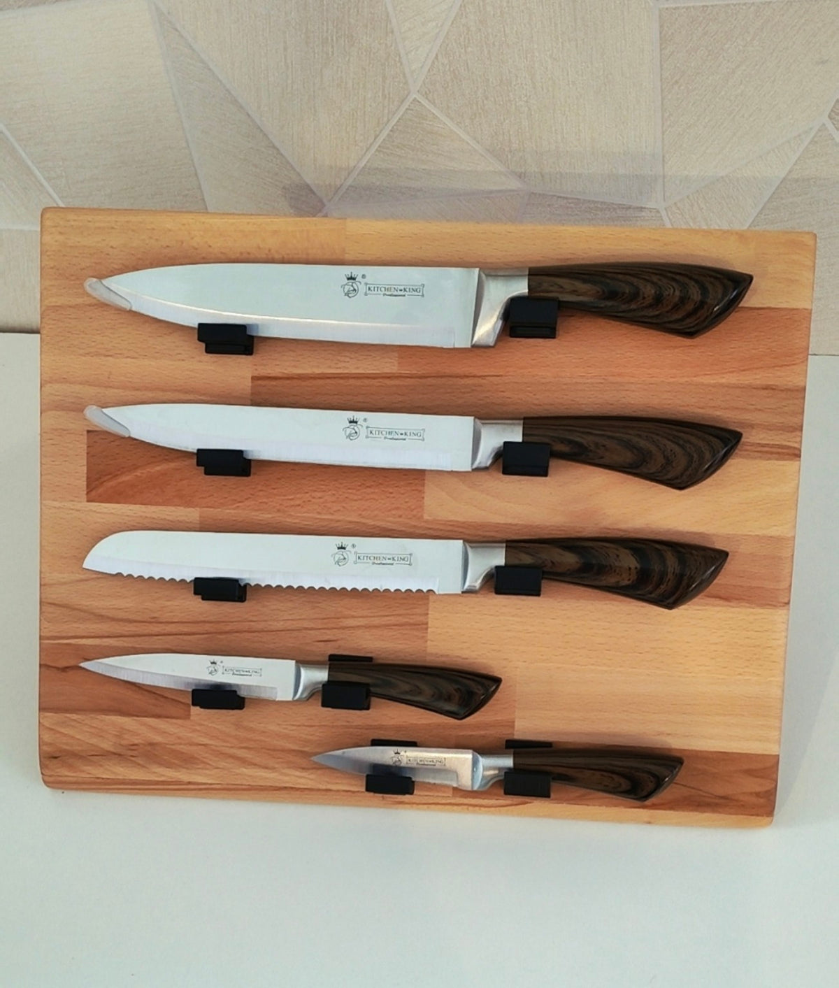 Présentoir incliné en bois pour 5 couteaux, équipé de supports individuels noirs pour maintenir et mettre en valeur chaque couteau tout en les gardant facilement accessibles.