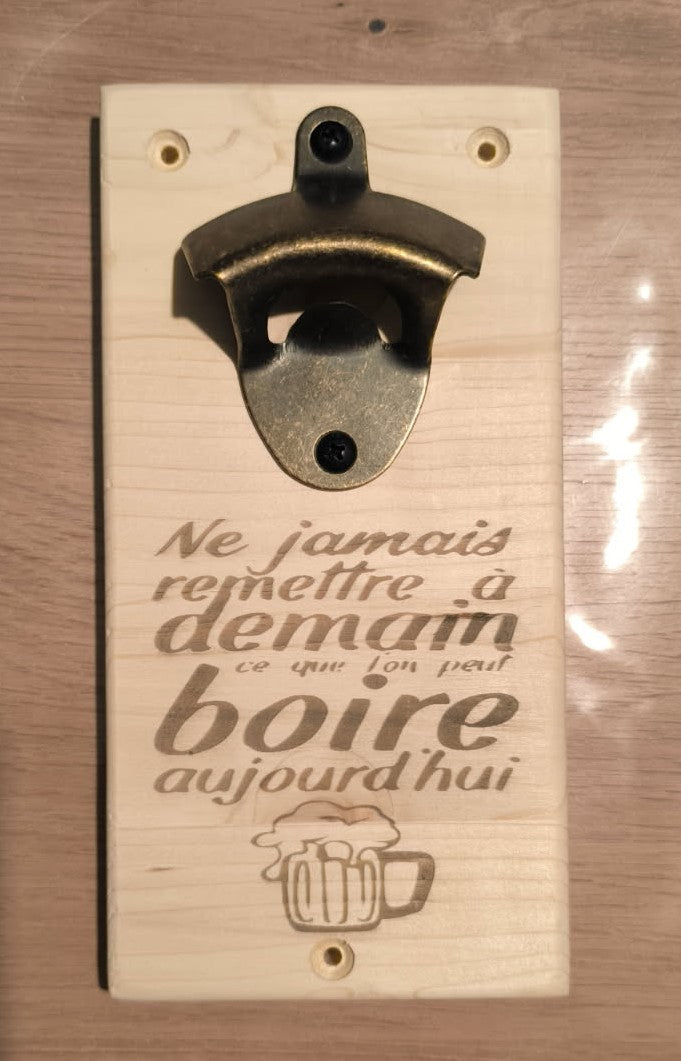 Décapsuleur mural en bois gravé « Ne jamais remettre à demain ce que l’on peut boire aujourd’hui », avec motif de chope