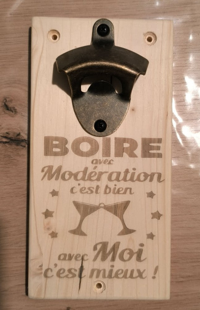 Décapsuleur mural en bois avec deux verres gravés et message humoristique sur la modération