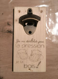 Décapsuleur mural en bois gravé « Je ne subis pas la pression, je la bois », avec deux chopes dessinées