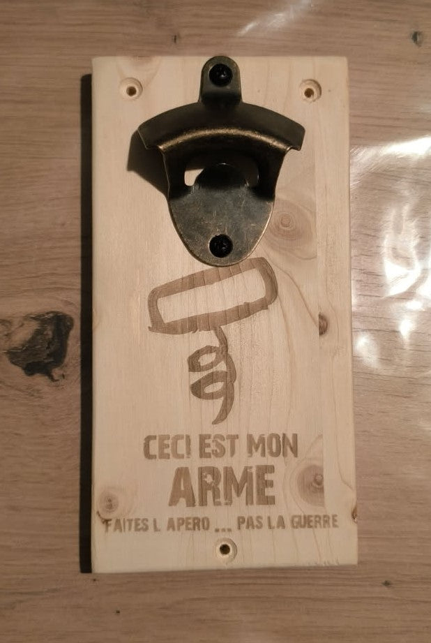 Décapsuleur mural en bois avec tire-bouchon gravé et inscription « Faites l’apéro, pas la guerre »
