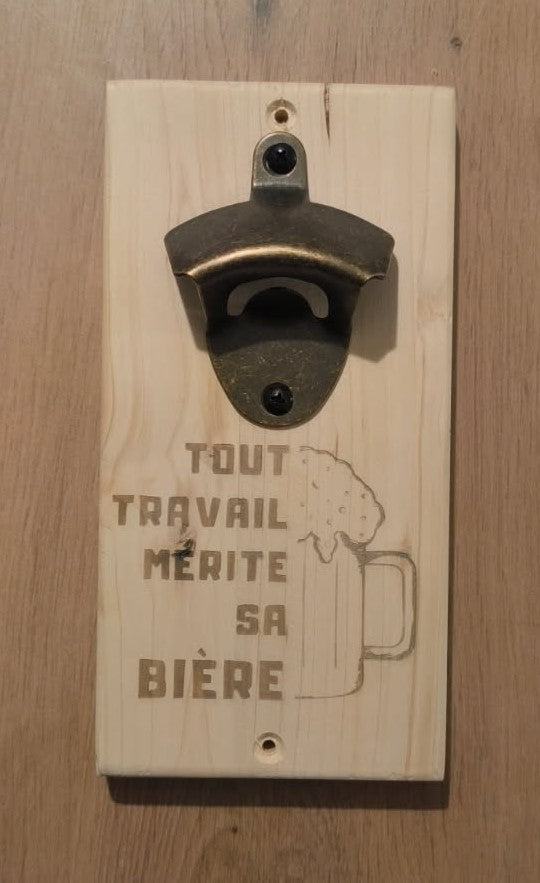 Décapsuleur mural en bois gravé « Tout travail mérite sa bière », avec dessin d’une chope