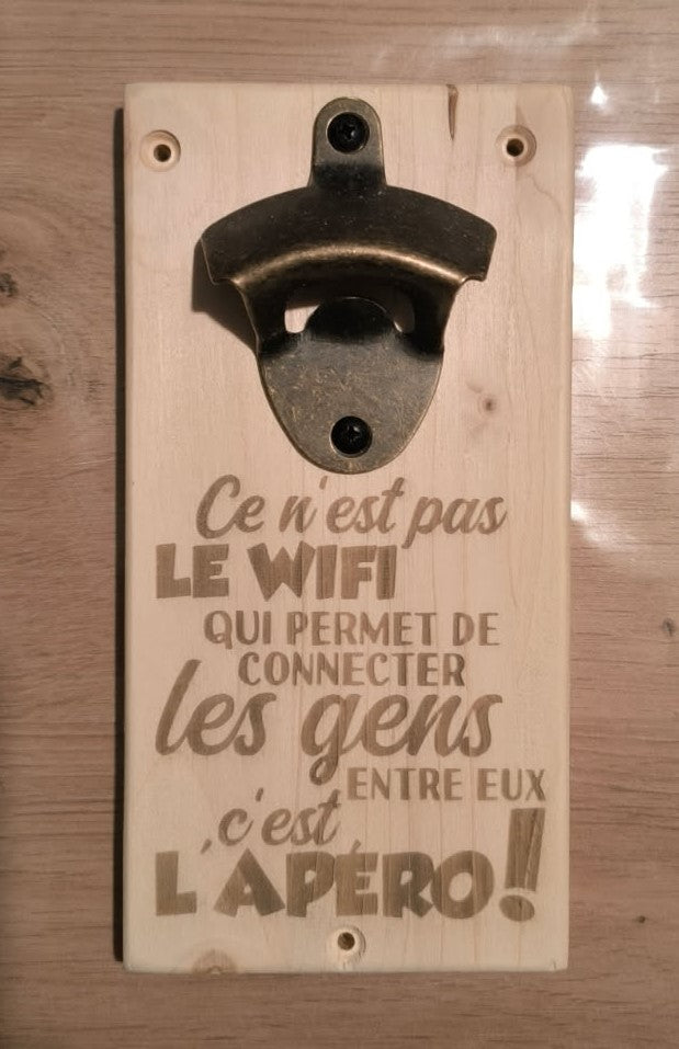 Décapsuleur mural sur plaque en bois, avec message humoristique gravé sur le Wi-Fi et l’apéro