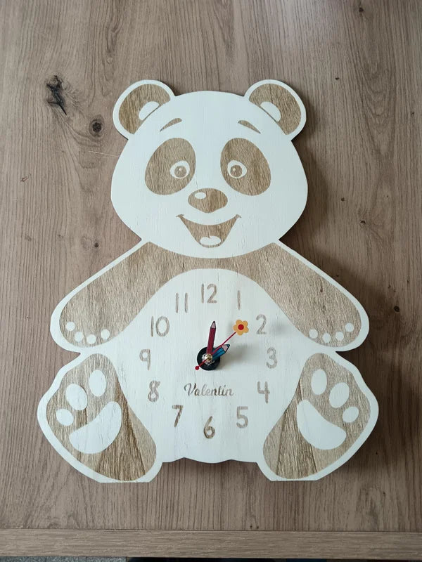 Horloge en bois en forme de panda blanc, avec cadran à chiffres sur le ventre et prénom personnalisé