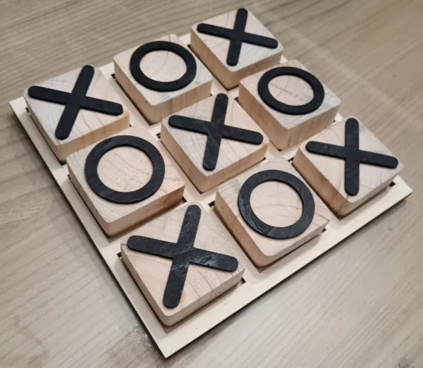 Jeu de morpion en bois avec neuf cases et pièces carrées ornées de croix et de ronds noirs