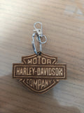 Porte-clés en bois en forme d’emblème Harley-Davidson, avec chaîne et anneau métalliques