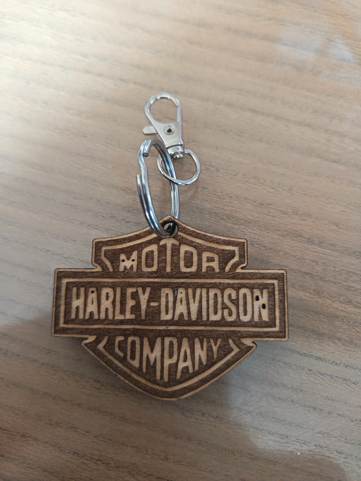 Porte-clés en bois en forme d’emblème Harley-Davidson, avec chaîne et anneau métalliques