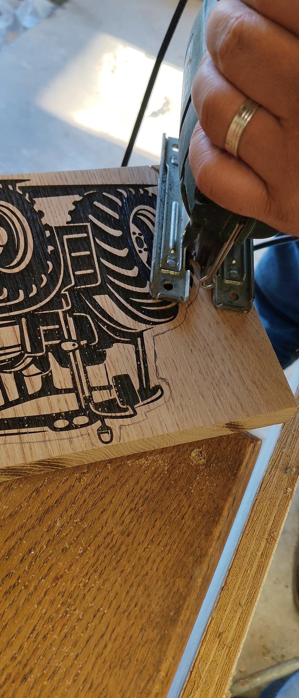 Vidéo de fabrication artisanale d’un porte-clés mural tracteur en chêne, avec découpe, gravure et installation des crochets et fixations invisibles