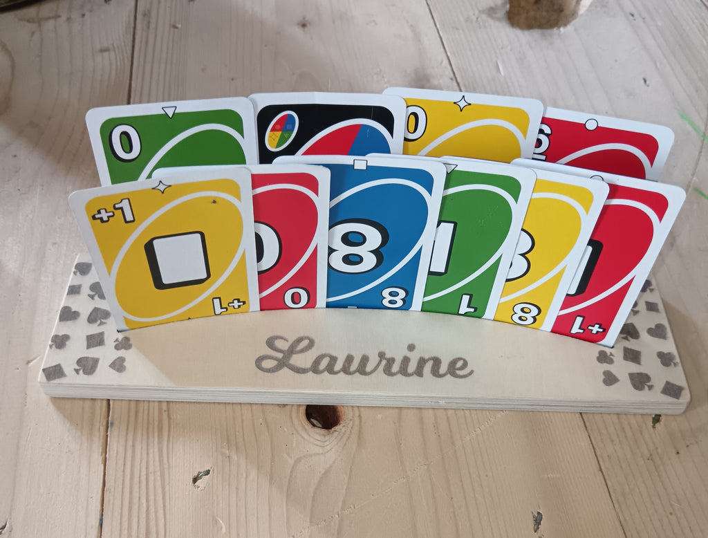 Support de cartes à jouer en bois personnalisé au prénom Laurine, avec cartes colorées dans les rainures