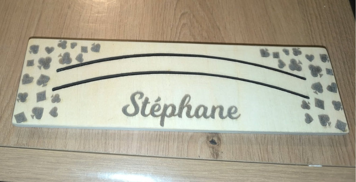 Support de cartes à jouer en bois gravé Stéphane, avec deux rainures courbes et motifs de cartes