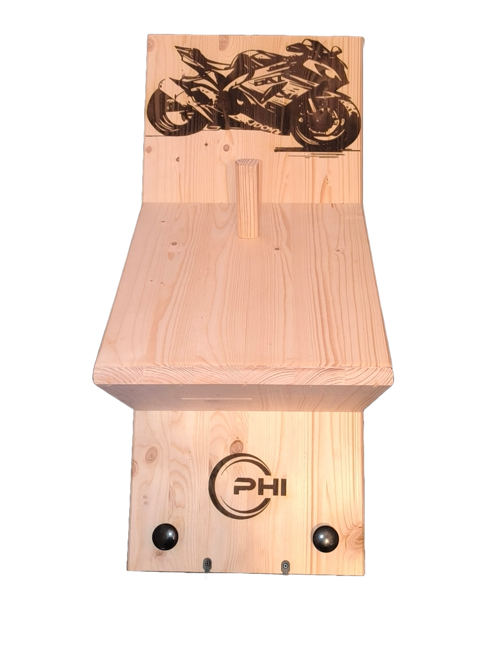Support de casque moto en bois avec tablette, motif de moto gravé en haut et crochets sous la tablette