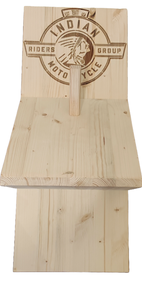 Support de casque moto en bois avec tablette, tige verticale et motif Indian Riders Group gravé sur le panneau supérieur